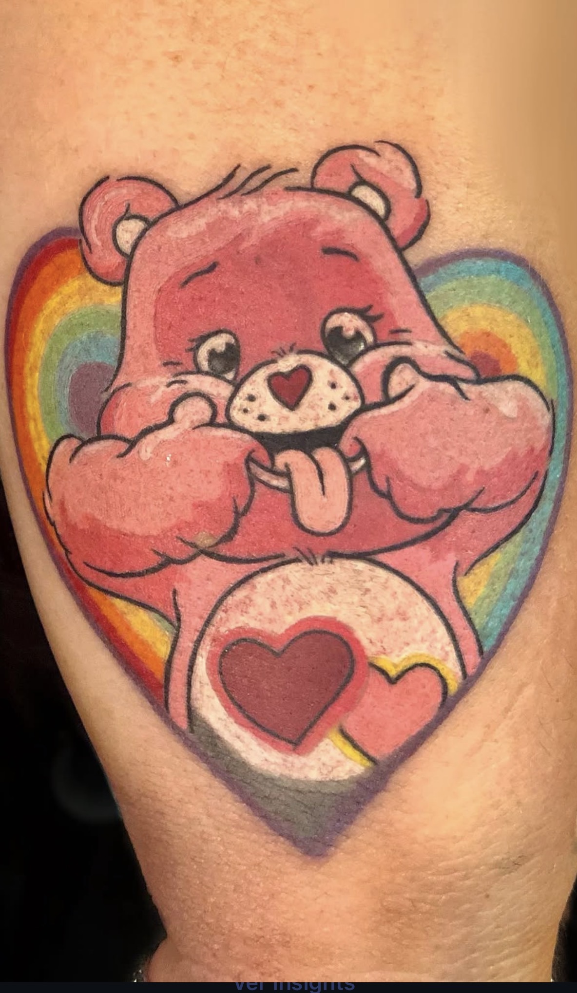 Rosa Glücksbärchi mit Regenbogen