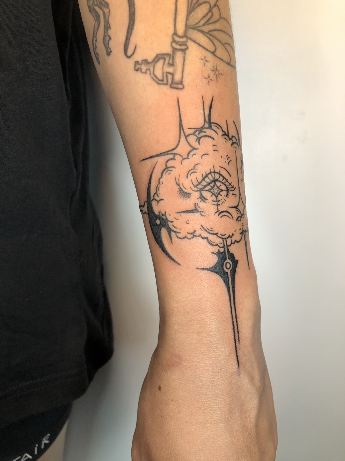 Auge mit ornamentalem Linework am Unterarm