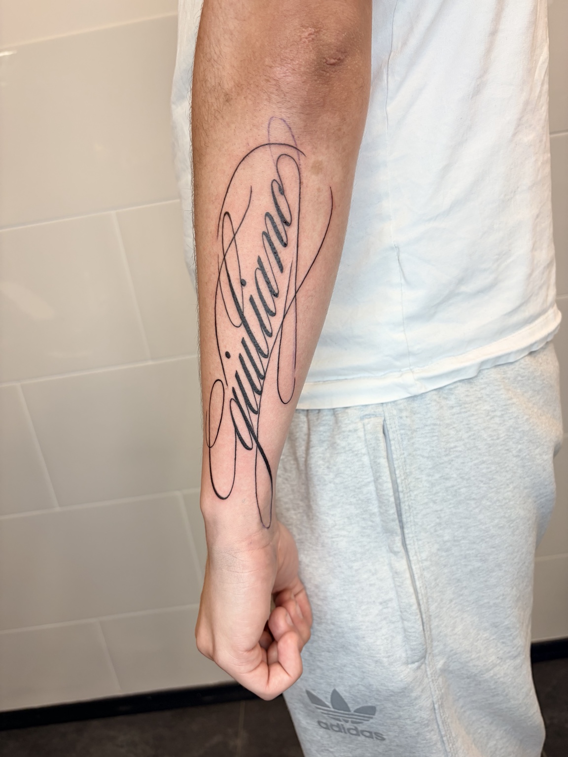 Kalligrafischer Schriftzug am Unterarm, Vorderansicht
