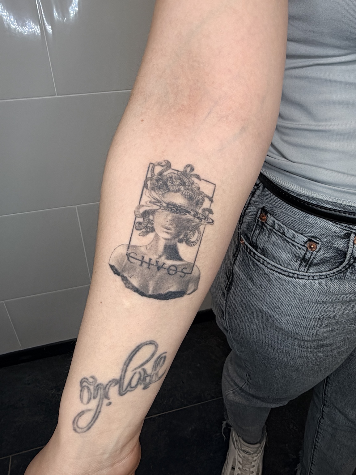 Medusa als feines Porträt am Arm