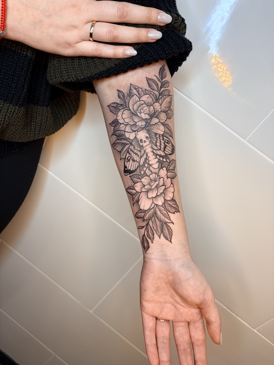 Blumen und Totenkopffalter als Unterarmtattoo