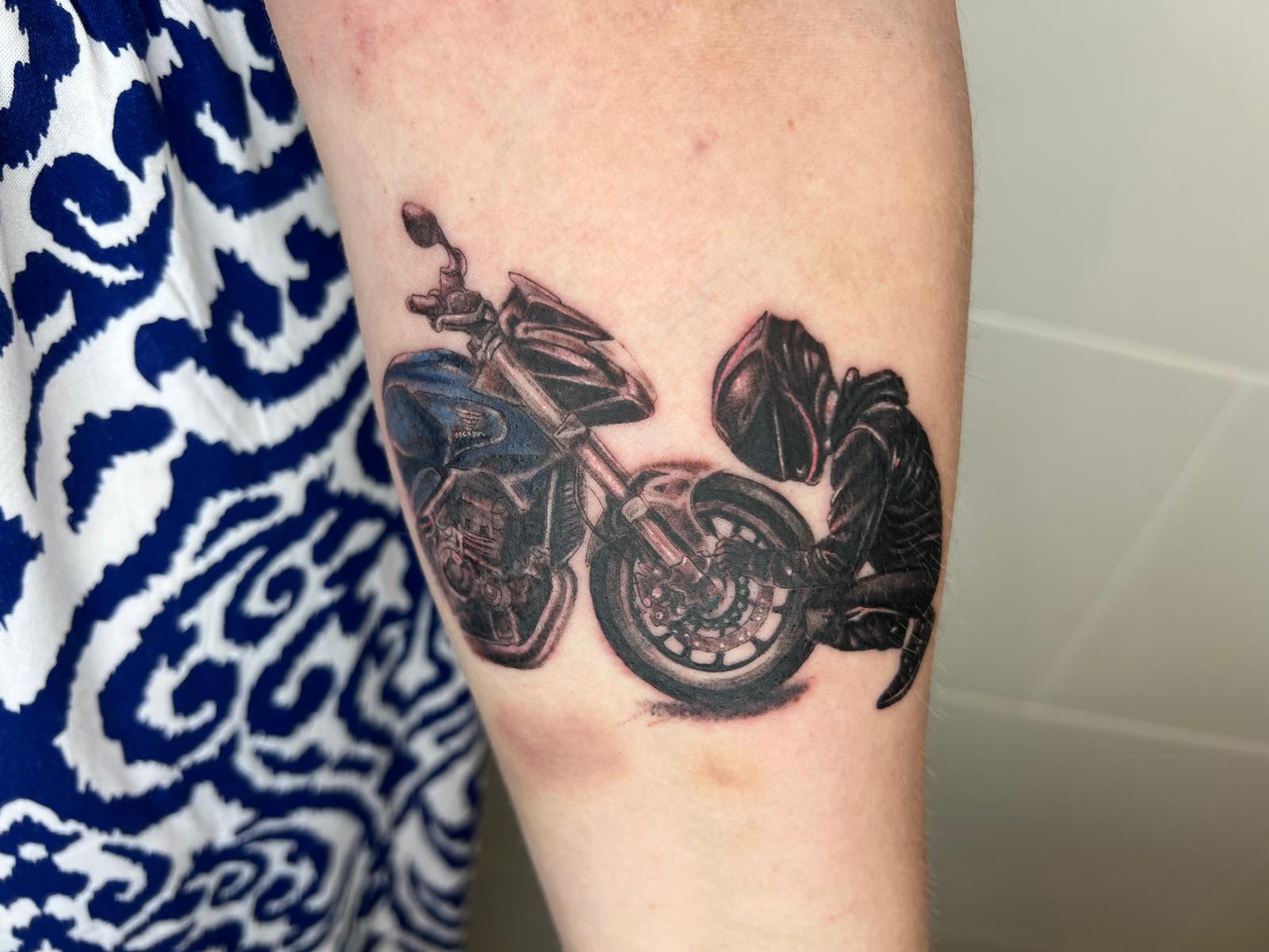 Motorrad und Blätter als Tattoo