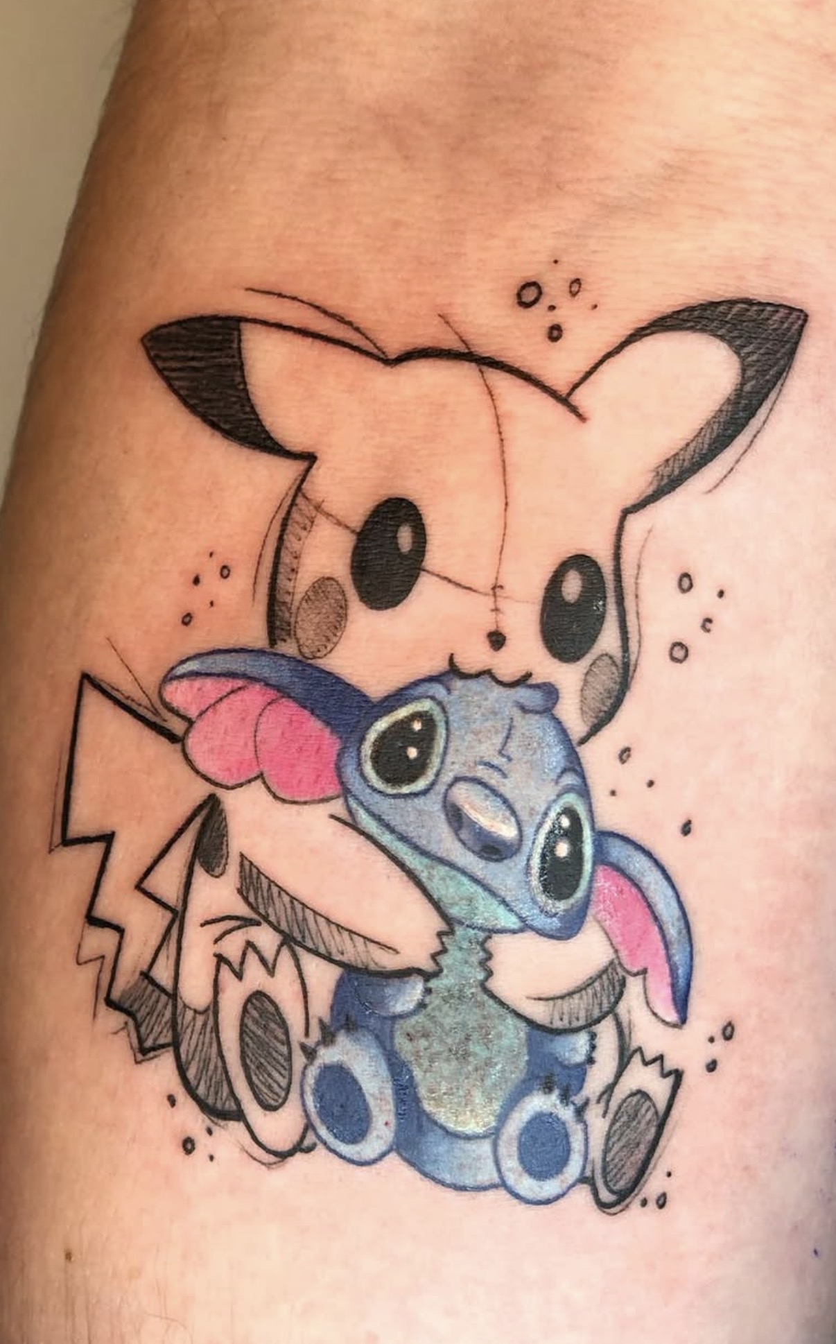 Pikachu und Stitch als farbiges Tattoo