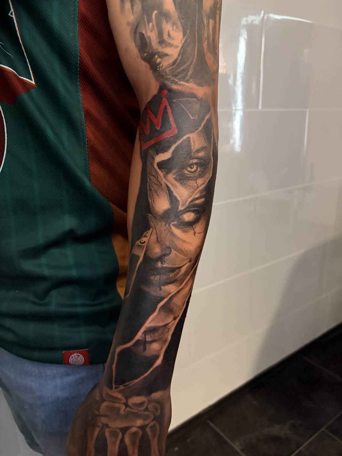 Realistisches Black-and-Grey Tattoo mit Porträts auf einem Arm