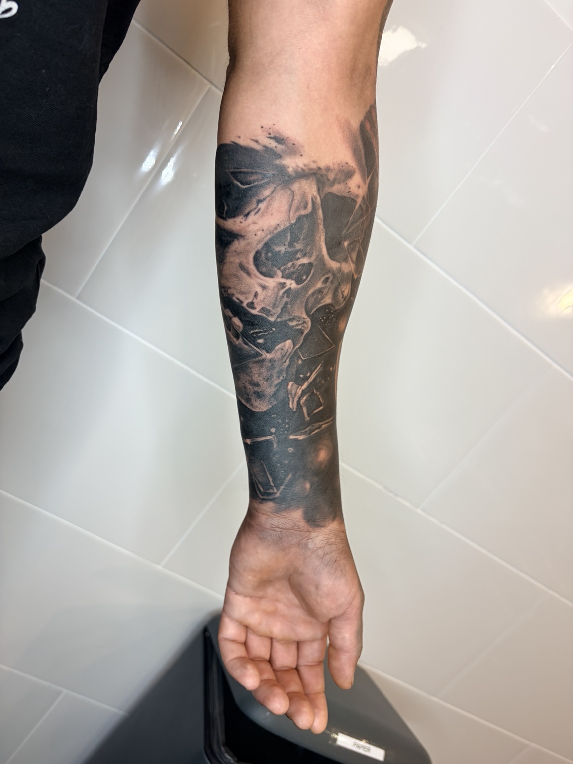 Schädelmotiv als dunkles Unterarmtattoo
