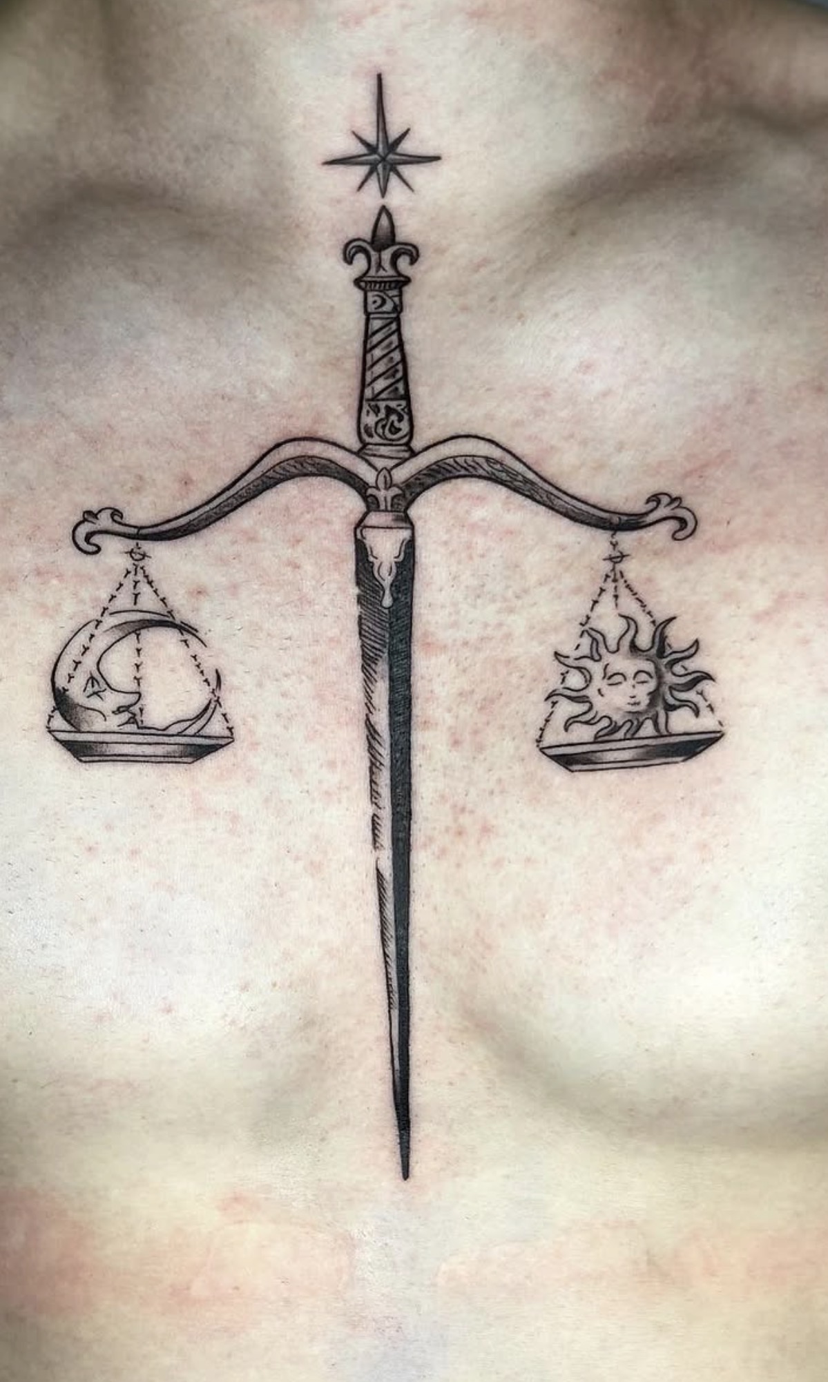 Schwert und Waage mit Sonne und Mond als Linework-Tattoo