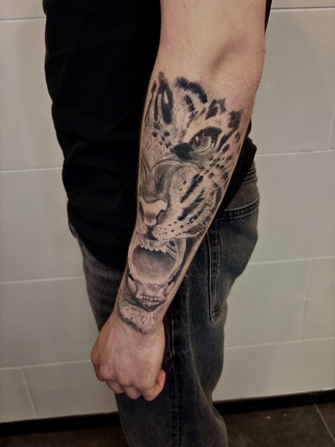 Realistischer Tigerkopf auf dem Unterarm